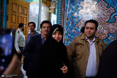 عکس/ دختر حسن روحانی و همسرش در حال رأی دادن | اقتصاد24