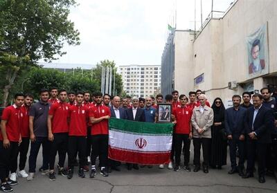 سرمربی معروف فوتبال با همه شاگردانش پای صندوق رای رفت +عکس