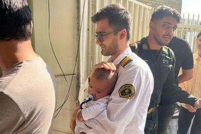 پلیسی که با یک نوزاد به صف رای آمد +عکس