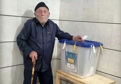 پیرمرد ۱۱۵ ساله دولت‌آبادی پای صندوق رأی