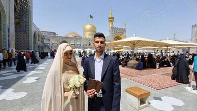 عروس و داماد مشهدی که در حرم امام رضا(ع) رای دادند/ ویدئو