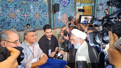 ببینید | پورمحمدی در حسینیۀ ارشاد رای خود را به صندوق انداخت
