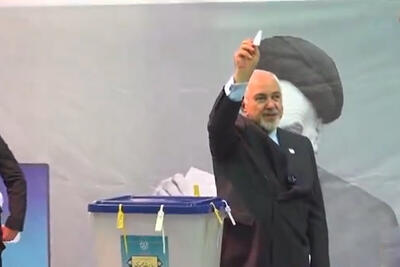 ببینید | ذکر و آیه و لبخند جواد ظریف در لحظه انداختن رای به صندوق