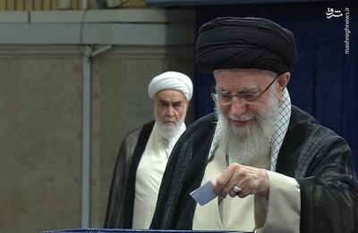 عکس/ لحظه اخذ رای رهبر انقلاب در حسینیه امام(ره)