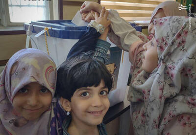 عکس/ حضور دختران کم سن و سال پای صندوق رای