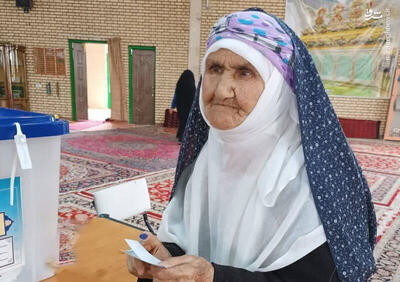 عکس/بانوی ۹۶ ساله خضری دشت بیاض خراسان جنوبی پای صندوق رای حاضر شد