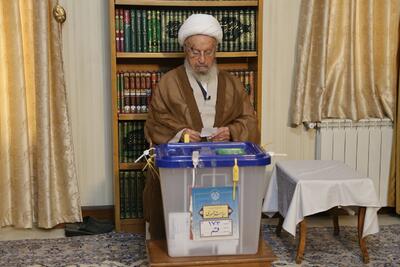 حضور آیت الله مکارم شیرازی در انتخابات ریاست جمهوری