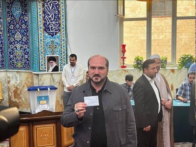 محسن منصوری رای خود را در صندوق انداخت