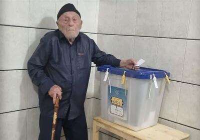 پیرمرد 115 ساله دولت‌آبادی پای صندوق رأی - تسنیم