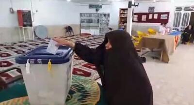 تصویری از مادر آذری جهرمی در حال رأی دادن