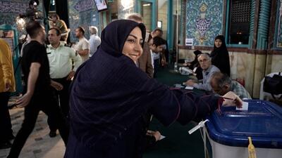عکس| ژست خوشحال المیرا شریفی‌مقدم پای صندوق رای