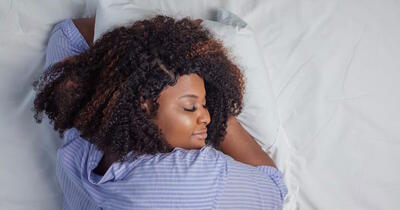 ۶ نکته کاربردی برای خوابیدن با موهای فر و حفظ حالت آن
