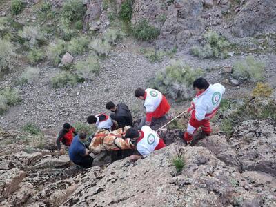 نجات نوجوان گرفتار در کوه‌های چالوس