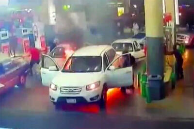 لحظه آتش گرفتن خودروی سانتافه در پمپ بنزین
