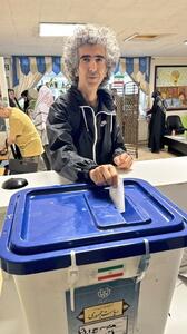 عکسی از چهره خبرساز آن‌ور‌ِ آبی در حال رای دادن