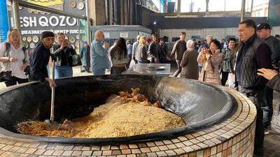 (ویدئو) غذای خیابانی در ازبکستان؛ پخت 130 کیلو پلو ازبکی با گوشت