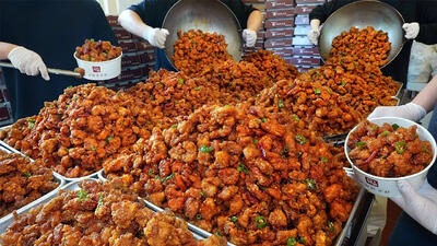 (ویدئو) غذای خیابانی در کره، پخت مرغ به روش محبوب سئولی هنا