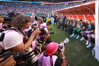 عکس؛ لحظه‌ای که تمام دوربین‌ها در حال عکس گرفتن از مسی بودند
