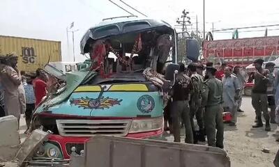دستکم ۲۱ کشته و مصدوم در پی واژگونی یک دستگاه اتوبوس در پاکستان