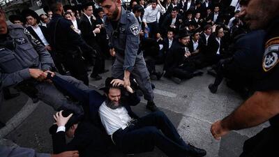 خشونت در تظاهرات اسرائیلی‌های افراطی/ حمله به معترضان با ماشین‌های آب‌پاش