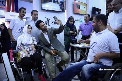 عکس | ژست‌ محمدرضا گلزار در نمایشگاه الکامپ حین سلفی گرفتن با مردم - عصر خبر