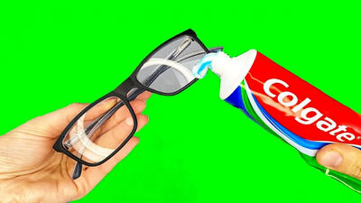 (ویدئو) روشی شگفت انگیز برای تمیز کردن و جلا دادن شیشه عینک
