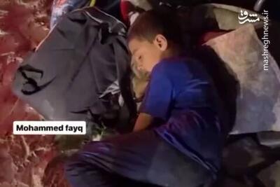 فیلم/ خواب آرام کودک فلسطینی بر ویرانه‌های غزه