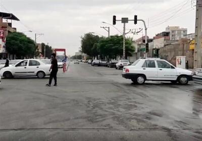 تلاش جوان کرمانی برای کنترل ترافیک در دمای 40 درجه- فیلم فیلم استان تسنیم | Tasnim
