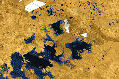 تایتان قمر زحل خطوطی سواحلی دارد که ظاهرا براثر امواج شکل گرفته‌اند - زومیت