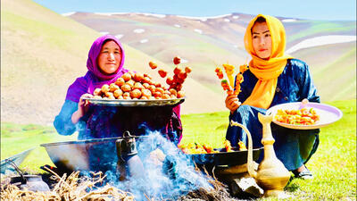 (ویدئو) نمایی نزدیک از پخت یک غذا با مرغ و قارچ توسط مادر و دختر عشایر افغان