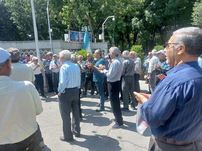 تجمع بازنشستگان ذوب آهن اصفهان در اعتراض به کاهش خدمات بیمه‌ای