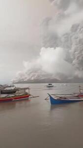 صحنه ای از فوران آتشفشان کوه روانگ در اندونزی