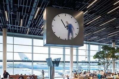 (ویدئو) ساعت 3 متری مرموز و جنجالی در فرودگاه اسخیپول آمستردام / تماشای طراحی هنرمندانه این ساعت آدم رو در بهت فرو میبرد