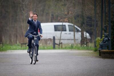 نخست وزیر هلند دوره اش تمام شد و با دوچرخه ساختمان نخست وزیری را ترک کرد (فیلم)