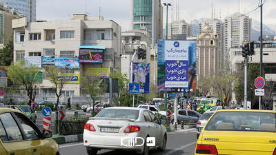 نوشته جالب روی شیشه یک مغازه در تهران جلب توجه کرد