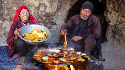 (ویدئو) پخت غذای محلی با گوشت و سیب زمینی در غار توسط زوج مسن افغان