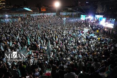 (تصاویر) اجتماع بزرگ هواداران «مسعود پزشکیان» در ورزشگاه حیدرنیا
