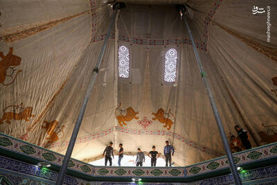 عکس/ برافراشتن خیمه‌ عزای حسینی در زرقان