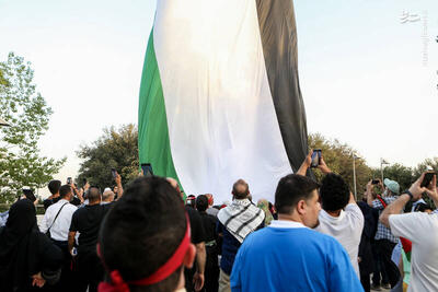فیلم/ اهتزاز بزرگترین پرچم فلسطین جهان در تهران