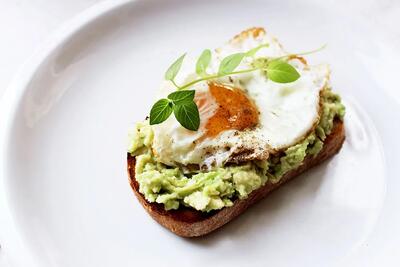 10 غذای لذیذ و سریع برای صبحانه: ایده‌های خوشمزه برای شروع یک روز خوب