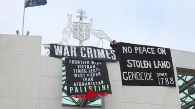 حامیان فلسطین از ساختمان پارلمان استرالیا بالا رفتند+ فیلم