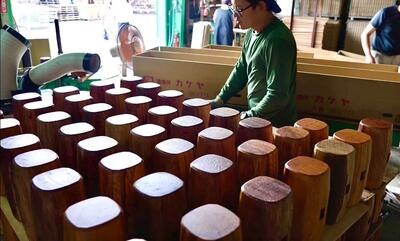 فرآیند تولید انبوه چکش سنتی برای تهیه موچی در یک کارخانه ژاپنی (فیلم)