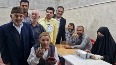 حضور پیرمرد ۱۱۵ ساله قزوینی پای صندوق رأی (فیلم)