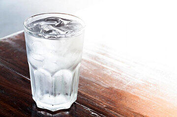 عوارض خطرناک نوشیدن آب یخ - عصر خبر