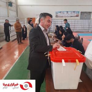 مدیرکل ورزش و جوانان استان  رای خود را در سالن ورزشی شهید اشرفی اصفهانی سرابله به صندوق انداخت
