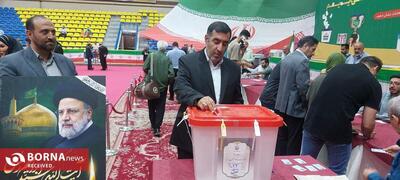 مدیرکل ورزش و جوانان استان تهران رای خود را در سالن افراسیابی شیرودی به صندوق انداخت