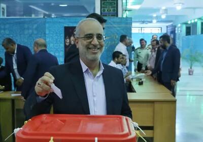 استاندار کرمان رأی خود را به صندوق انداخت