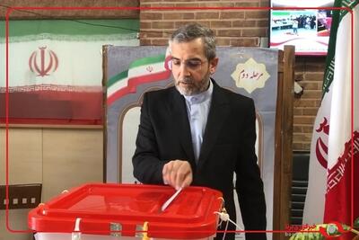 علی باقری در محل وزارت امور خارجه رای خود را به صندوق انداخت