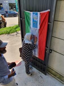 بوسه یک زن در ایتالیا به پرچم جمهوری اسلامی +عکس