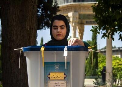آغاز فرایند رای‌گیری انتخابات مرحله دوم / رهبر انقلاب رای خود را به صندوق ۱۱۰ انداختند + فیلم